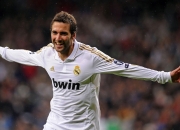 开云棋牌官网-雄鹿对阵火箭，拉文关键回合不手软，一球定乾坤