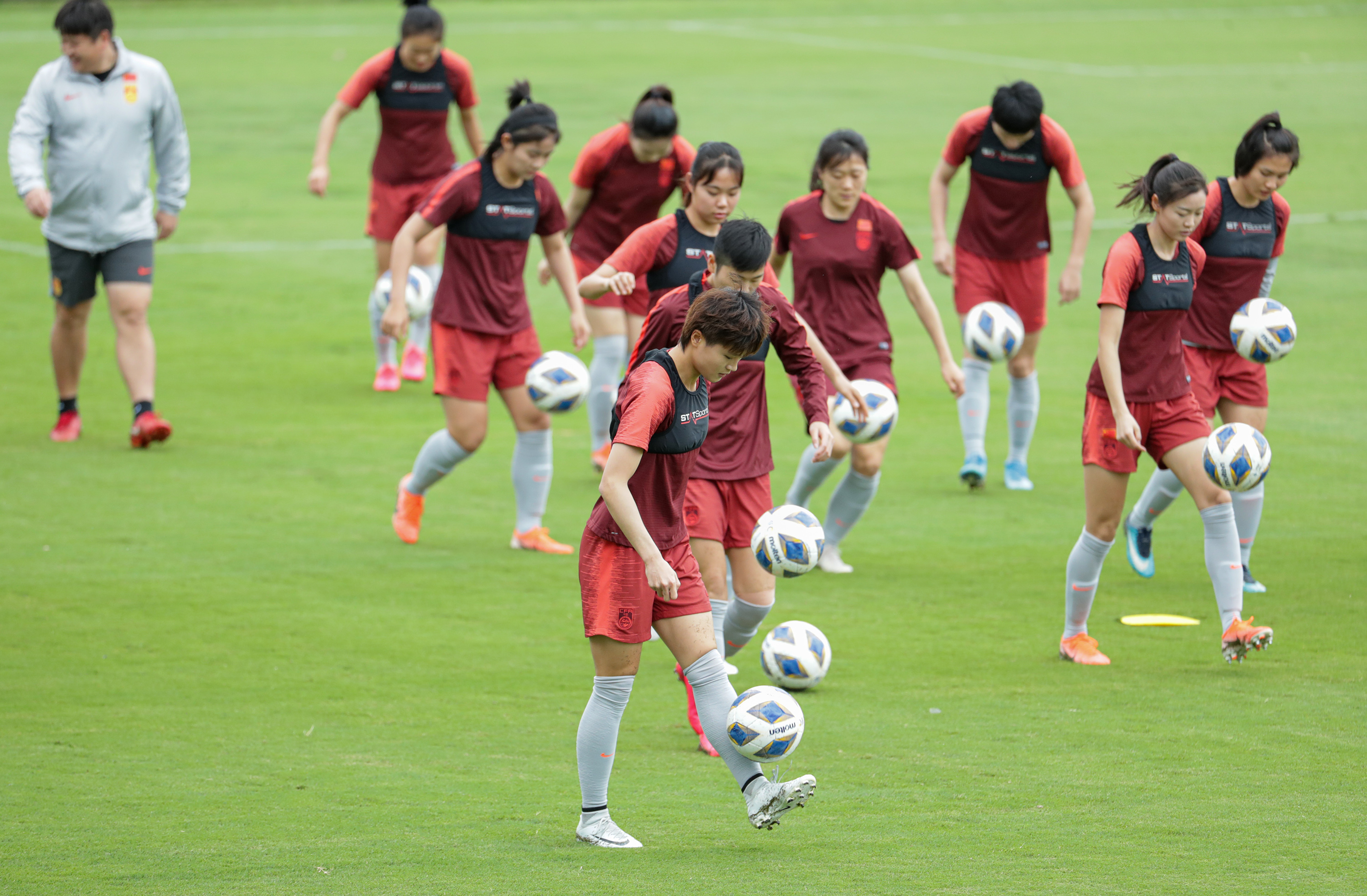 中国女足备战奥运时机，队员全力备战状态