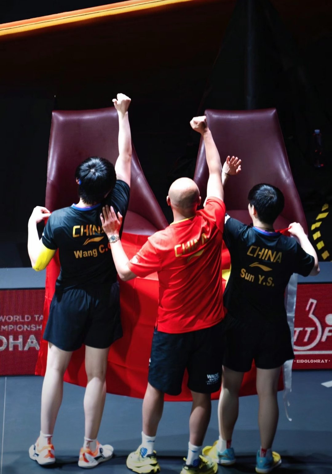 包含看球员们如何团结合作，力争最终胜利的词条