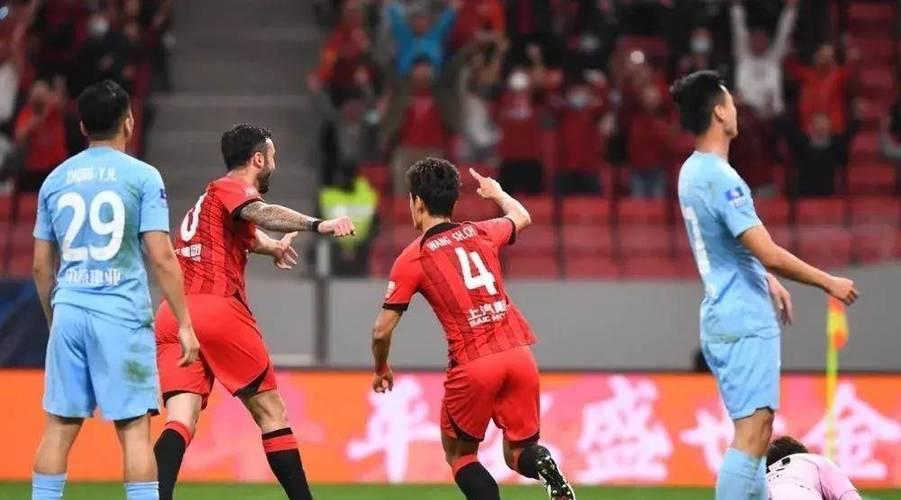 强强碰撞！赛场上球队间激烈角逐