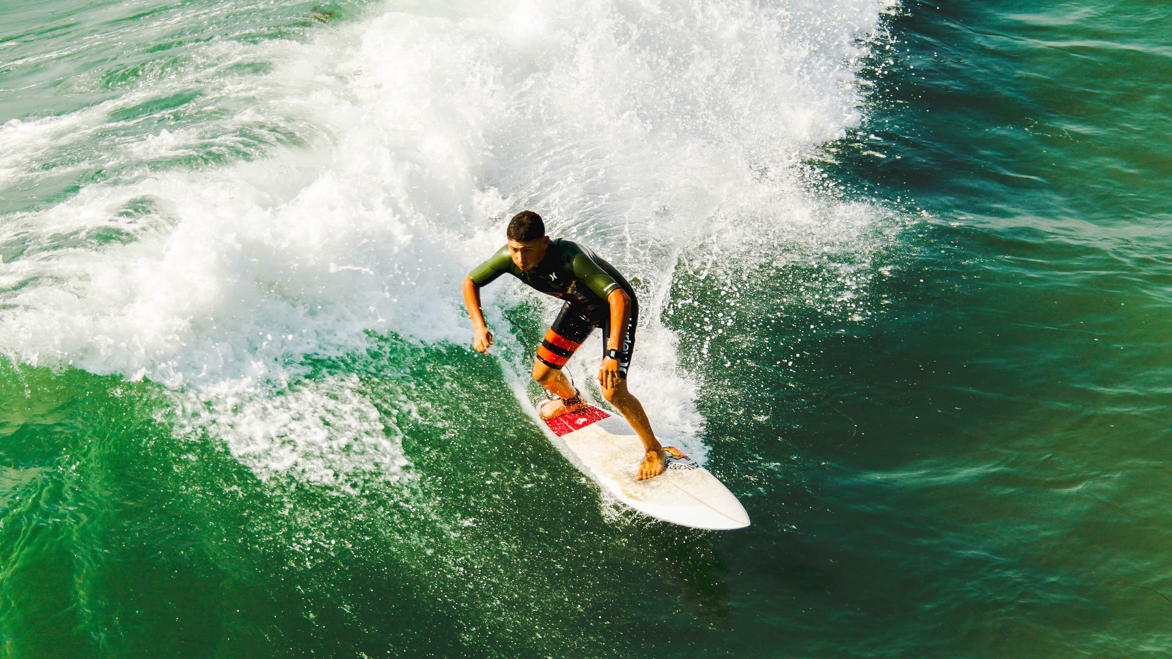 阿圭罗的黄昏交响曲，攻防两端的绝对统治，巴萨速胜曼城的战术密码